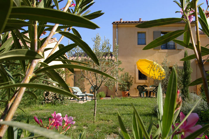 The garden at the rear of the villa. Click here to enter the Villa Paradis site!